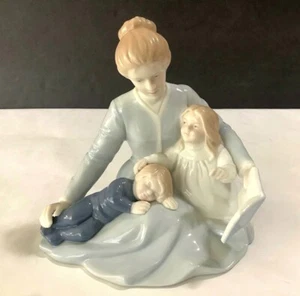  Estatuilla de porcelana de 5-1/4"" de Avon 1984 Día de la Madre ""A Mothers Touch"" alta - Imagen 1 de 6