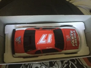 1997 NASCAR 1:24 Monte Carlo Darrell Waltrip Parts America Bank red/white - Picture 1 of 3