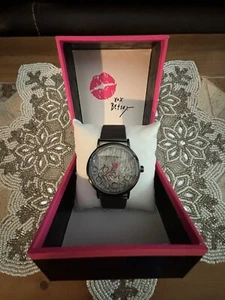 Neu mit Etikett $ 85 Betsy Johnson schwarzes Meshband rosa Herz silbernes Zifferblatt BJ00645-02BX Uhr - Bild 1 von 9