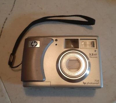 HP PhotoSmart 735 3.2MP Digital Camera - Silver - Image 1 of 4
