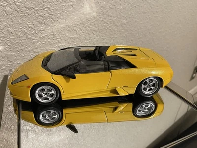 Lamborghini Murcielago Roadster amarillo fundido a presión escala 1/18 Maisto 1:18 Foto 1 de 4