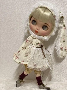 Custom Blythe doll OOAK Blond hair Pursed mouth Wig Unique Eye Chips Excellent - Picture 1 of 24