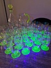 Service de 32 Verres en Ouraline Art Deco Rare avec une Carafe et un Broc 1930