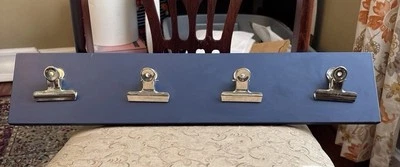 Placa de pared Pier 1 Kids (4 clips), 23 1/4 X 5 pulgadas. Arte para colgar, ropa, etc.  Foto 1 de 4