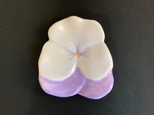 ERNESTINE SALERNO Keramik Italien Stiefmütterchen Blume Flieder Mauve Lila 9 cm x 8 cm - Bild 1 von 6