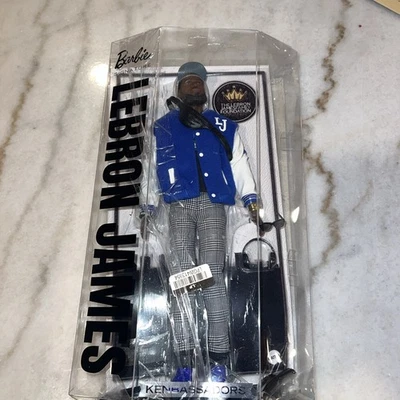 LEER- Muñeca Barbie Signature LeBron James Kenbassadors coleccionable caja dañada Foto 1 de 4