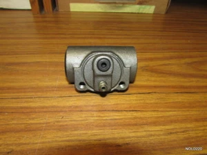 NEW GM 18060024 Rear Brake Cylinder OEM (J1759 DS657 B4) - Picture 1 of 4