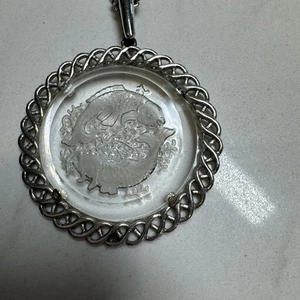Ciondolo Vintage Firmato TRIFARI Corona Silvertone Vetro Inciso Insegna Zodiacale PESCI - Foto 1 di 9