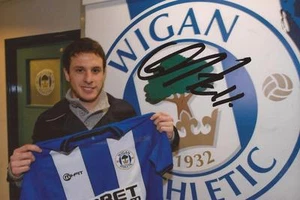 WIGAN: ANGELO HENRIQUEZ SIGNED 6x4 PORTRAIT PHOTO+COA - Picture 1 of 1