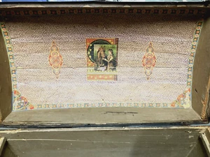 Trunk Antique Vintage Dome Topped with Tray and beautiful picture under the lid - Picture 1 of 19