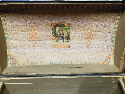 Trunk 古董复古圆顶盖有托盘和盖子下的美丽图片 — 第 1/4 张图片