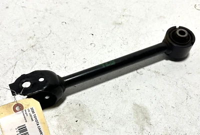 Braço de controle inferior suspensão traseira esquerda ou direita Toyota Camry SE 2020-2024 fabricante de equipamento original - Imagem 1 de 4