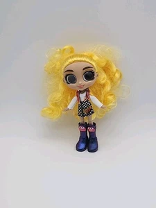 Muñeca Disney Doorables Adoorbs Perfectly Pixar Izzy Just Play - Imagen 1 de 3