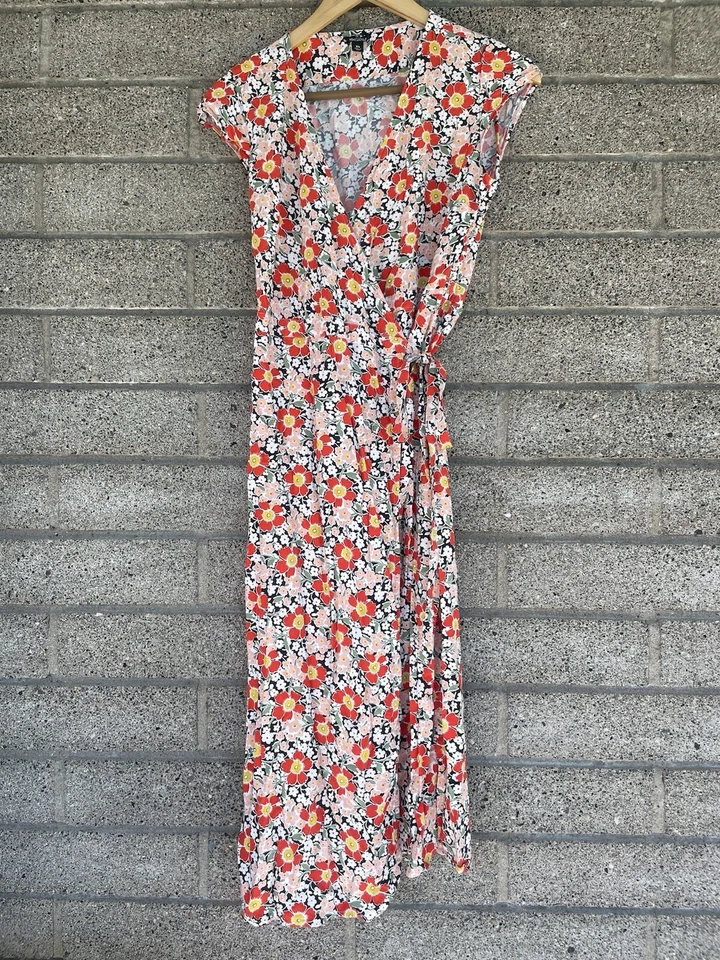 J. Vestido Crew Mercantile Midi Floral Envolvente Talla XS Foto 1 de 4