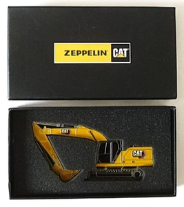 CAT ZEPPELIN Raupenbagger als Flaschenöffner / Magnet 13 cm lang Metall mit Box - Bild 1 von 2