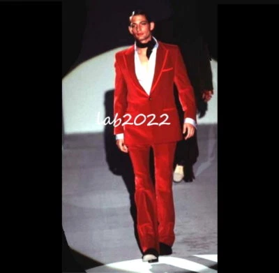 GUCCI Tom Ford 1996 Traje de Terciopelo Rojo Museo Más Icónico Nuevo Nunca Usado  Foto 1 de 4