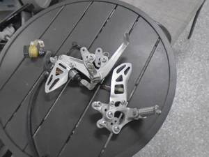 11-25 SUZUKI GSXR600 750 OEM LEFT RIGHT REARSET REAR SET DRIVER FOOT PEG 1000 - Picture 1 of 7