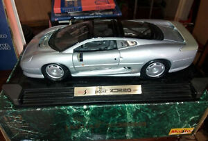 Jaguar XC220 1992 silver scala 1:12 auto modellino Maisto