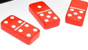 Juego doble de seis fichas de dominó 28 fichas. Azulejos rojos tamaño jumbo con hiladores de latón - Imagen 1 de 3