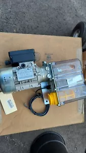Nueva unidad de lubricación bomba de engranajes SKF MFE2-KW3-2-S1+756-IT TANQUE DE PLÁSTICO DAÑADO - Imagen 1 de 7