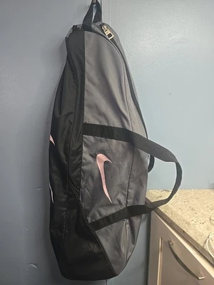 Bolsa de equipo Nike negra y rosa Foto 1 de 4