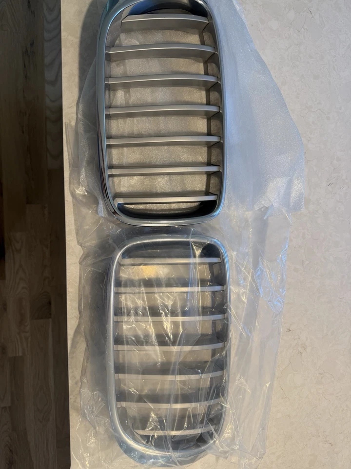 Решетка переднего бампера 2016 BMW X3 xDrive 28i от оригинального производителя - Изображение 1 из 4