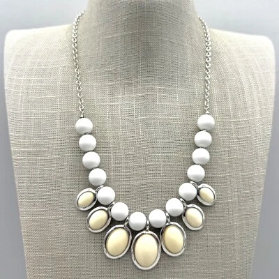 Collar Liz Claiborne Mujer Blanco Crema Babero Cuentas Tono Plata Cadena 20 Pulgadas Foto 1 de 4