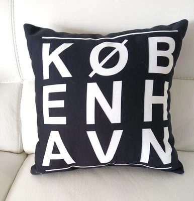 Almofada decorativa KØBENHAVN Copenhagen escandinava 15,5" x 15,5" preto e branco - Imagem 1 de 4