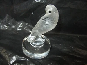 Fermacarte Lalique "Colomba Preening" firmato alla base Lalique, Francia 7,5x5 cm - Foto 1 di 15