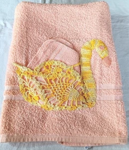 Vintage 40er Kitsch Kanone Handtuch & Waschlappen gehäkelt Schwan Tasche pfirsichgelb - Bild 1 von 6