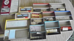 Lot of 12 HO car and building kits 1/87 - Picture 1 of 9