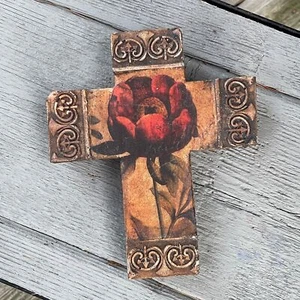 Cruz de pared de cemento de colección firmada por artista de 7" con grabados renacentistas de amapola roja - Imagen 1 de 4