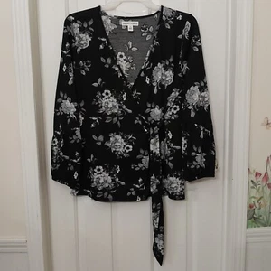 Blusa New York Laundry Floral Envolvente Top Mujer 1X 2X Negra NUEVA - Imagen 1 de 11