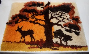 Latch Hook Wall Hanging Shag Rug Deer Trees & Sunset Brown Rust Orange 27" x 20" - Imagen 1 de 11