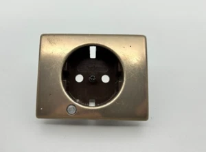 Berker Arsys Abdeckung mit Linse f. Schuko Steckdose Metall Hell Bronze - Lesen - Bild 1 von 3