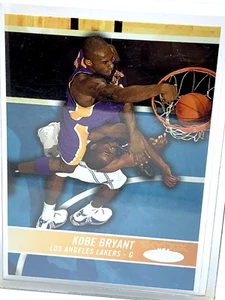 Tarjeta de baloncesto Kobe Bryant #131 Los Angeles Lakers 2005 NBA Fleer Hoops Skybox - Imagen 1 de 6
