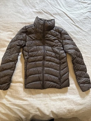 Chaqueta de plumón Uniqlo ultra ligera para mujer. Mediano. Marrón oscuro. Cálido. Foto 1 de 4