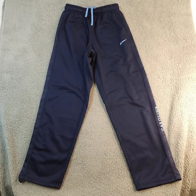 Pantalones deportivos de baloncesto medianos UNC North Carolina Tar Heels Nike Therma Fit para hombre Foto 1 de 4