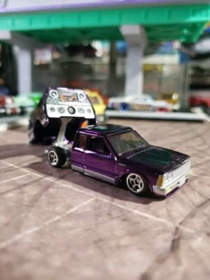 Nissan 720 King Cab 1986 edición limitada Hot Wheels 2024 RLC 1:64 púrpura sellado Foto 1 de 4