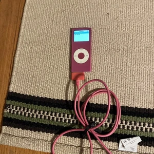 Apple iPod Nano | 2. Gen | Pink | 4GB A1199 | Funktioniert gut - Bild 1 von 3