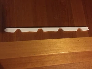 1 X TIRAS DE RELLENO DE ESPUMA BLANCA ESTILO SUPERIOR SELLOS DE TECHO 770MM DE LARGO - Imagen 1 de 4
