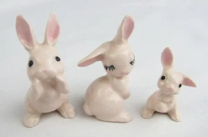 Conjunto de trío de estatuillas de conejo bebé susurrando rosa miniatura Hagen Renaker - Imagen 1 de 4