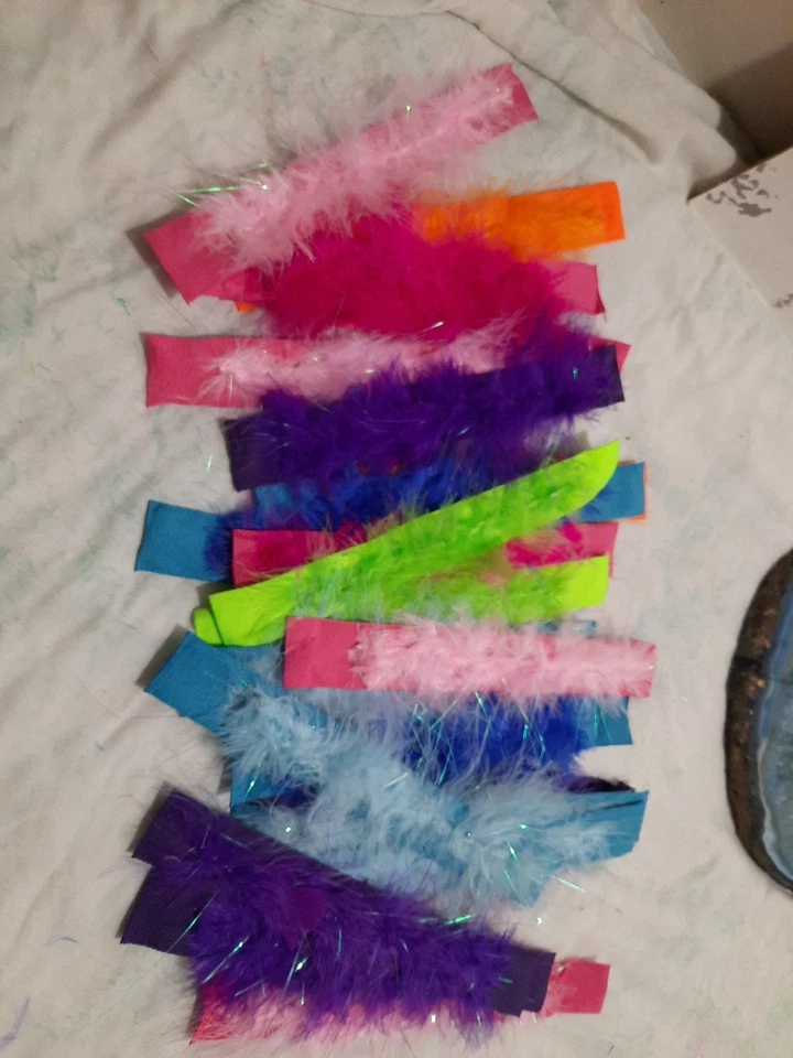 Pulseiras divertidas de pano multicoloridas emplumadas MÍNIMO DE 4 PODE SER ENCOMENDADO.  - Imagem 1 de 1