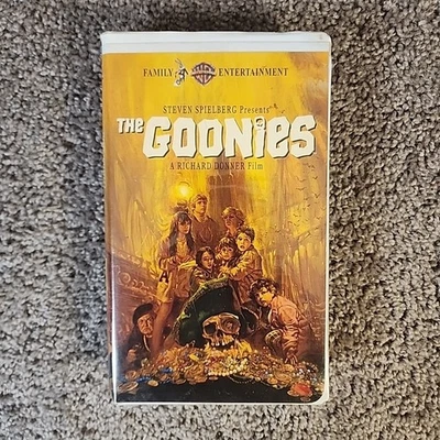 The Goonies 1985 VHS Tape Clamshell 1994 Edition Steven Spielberg  Foto 1 de 4