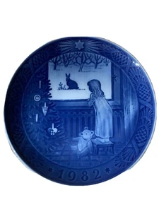 Royal Copenhagen 1982 Christmas Plate “Waiting For Christmas” - Picture 1 of 2
