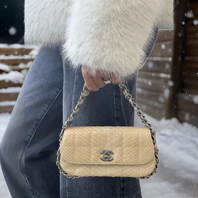 Bolso CHANEL Clásico Solapa Pequeño Dorado Beige Piel de Serpiente Bolso con Asa de Tres Cadenas Foto 1 de 4