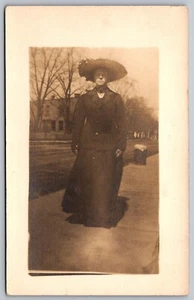 RPPC Mujer Flor Sombrero Guantes Invierno AZO 1904 - 1918 Foto Real Postal D27 - Imagen 1 de 4