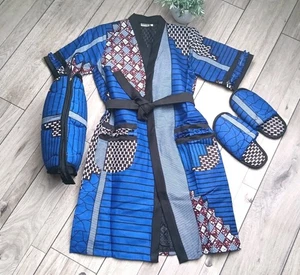 Set aus Bademantel Kimono, Hausschuhe & Kulturbeutel aus afrikanischem Wax-Stoff - Bild 1 von 7