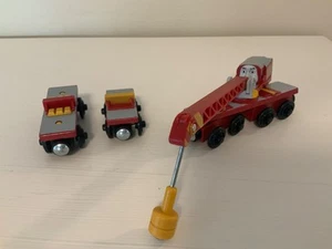 THOMAS & FRIENDS TRENO FERROVIARIO IN LEGNO SERBATOIO MOTORE ~ GRU ROCCIOSA ~ CON AUTO - Foto 1 di 4