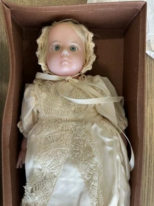 House of Nisbet Vintage 13 Zoll Wachspuppe Clementine im Taufkleid - Bild 1 von 8
